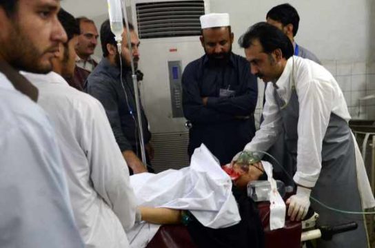 Pakistanische Sanitäter kümmern sich um die in Peshawar verletzte Impfhelferin