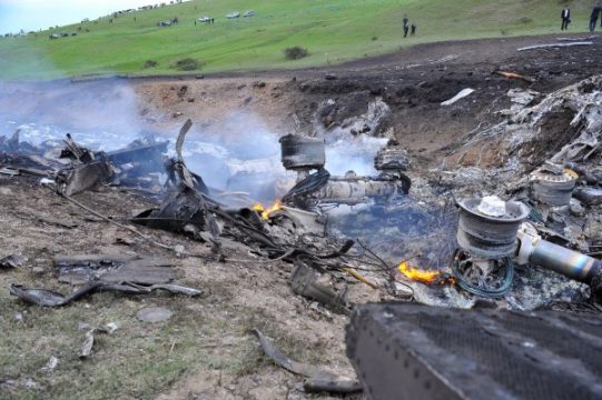 Trümmer des abgestürzten US-Tankflugzeugs