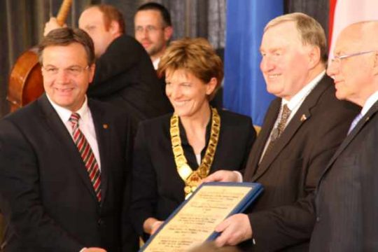 Karl-Heinz Lambertz erhält Tiroler Maximilan-Preis