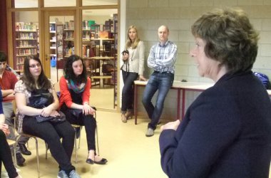 Renilde Loeckx vom Außenministerium u Besuch bei den Abiturienten des Bischoflichen Instituts in Büllingen