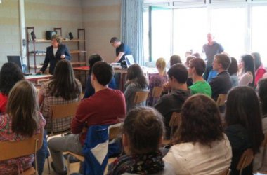 Renilde Loeckx vom Außenministerium zu Besuch bei den Abiturienten des Bischoflichen Instituts in Büllingen
