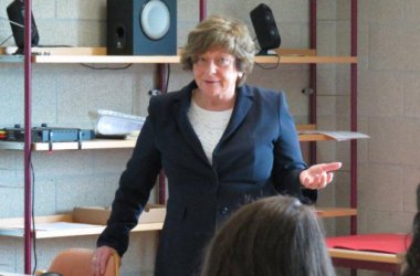 Renilde Loeckx vom Außenministerium zu Besuch bei den Abiturienten des Bischoflichen Instituts in Büllingen