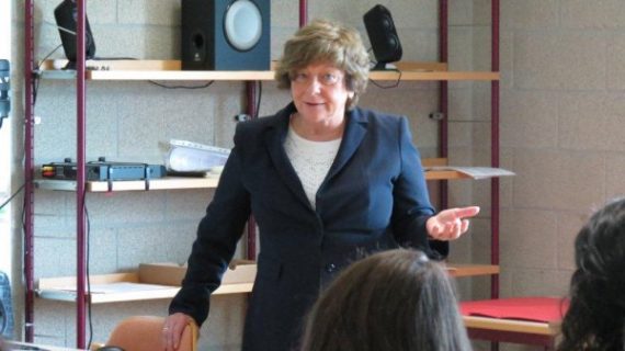 Renilde Loeckx vom Außenministerium zu Besuch bei den Abiturienten des Bischoflichen Instituts in Büllingen