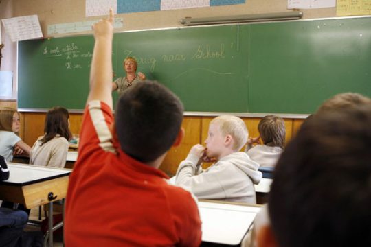 Schüler in einer Klasse vor der Tafel