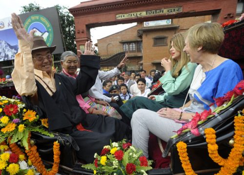 Auch das letzte noch lebende Mitglied der Expedition, Kancha Sherpa (links), ist bei den 60-Jahr-Feiern dabei