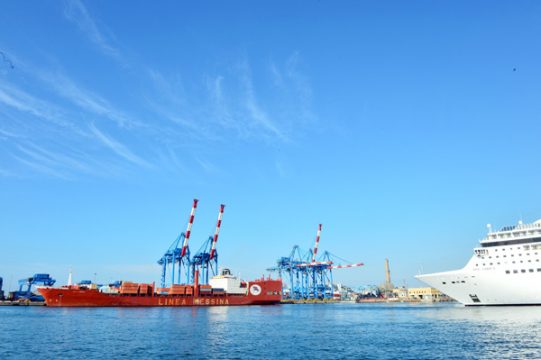 Containerschiff rammt Kontrollturm - mehrere Tote