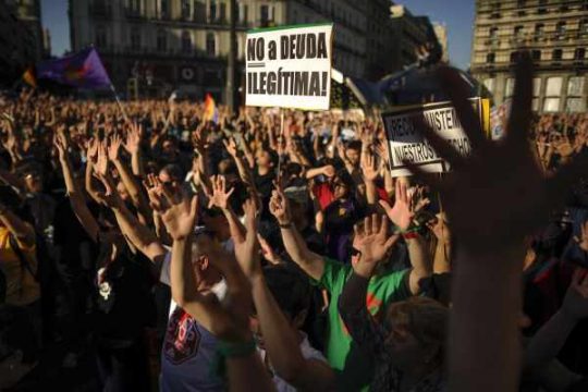 Tausende Spanier demonstrieren am Platz "Puerta del Sol" in Madrid