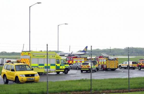Vorfall mit Flugzeug der pakistanisches Fluglinie PIA - Rettungsdienste am Flughafen London Stansted
