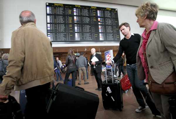 Passagiere warten während des Streiks bei Swissport