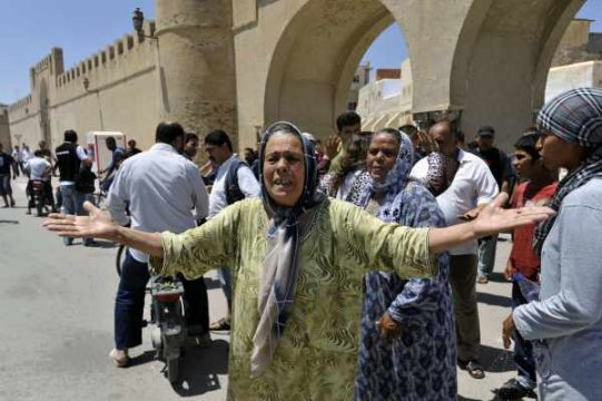 Empörte Tunesier in der Stadt Kairouan