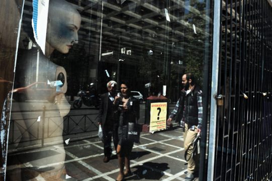 Immer mehr Geschäfte in Griechenland müssen schließen, die Jugendarbeitslosigkeit wächst