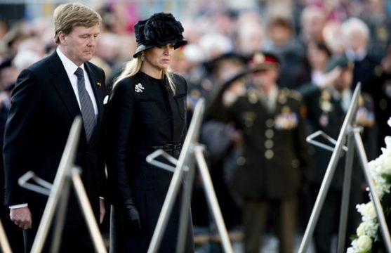 König Willem-Alexander und Königin Máxima vor dem Kriegerdenkmal in Amsterdam