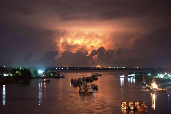 Der Zyklon "Mahasen" erleuchtet den Himmel über dem Fluß Yangon