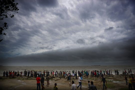 Strand von Chittagong (16. Mai): Menschen beobachten den Zyklon "Mahasen" in der Ferne
