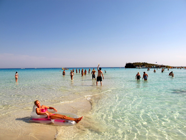 Testsieger Zypern: Unbeschwerter Badespaß am Nissi-Strand in Ayia Napa