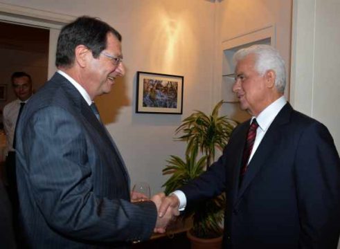 Der Präsident der Republik Zypern, der griechische Zyprer Nikos Anastasiades, mit dem Führer der türkisch-zyprischen Volksgruppe, Dervis Eroglu