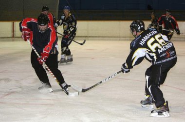 Eishockeyspieler Christian Hamacher in Aktion