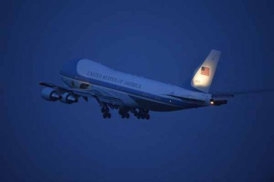 Die US-Regierungsmaschine Air Force One mit der Präsidentenfamilie an Bord verlässt Berlin