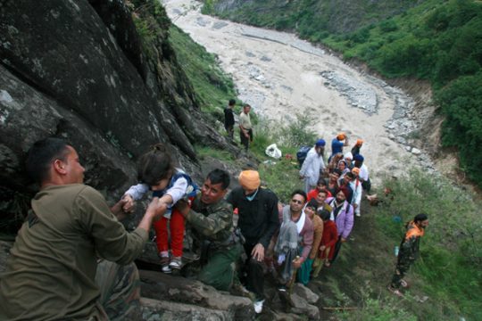 Im nordindischen Bundesstaat Uttarakhand mussten sich zahlreiche Menschen vor den Fluten in Rettung bringen