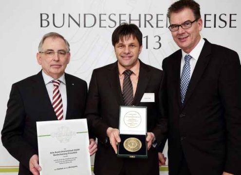 DLG-Vize-Präsident Prof. Dr. Achim Stiebing (l.) überreicht gemeinsam mit dem Parlamentarischen Staatssekretär Dr. Gerd Müller (r.) Urkunde und Medaille an Jürgen Wolf