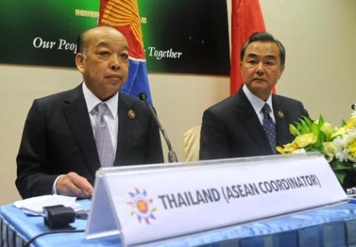 Thailands Außenminister Surapong Tovichakchaikul mit seinem chinesischen Amtskollegen Wang Yi