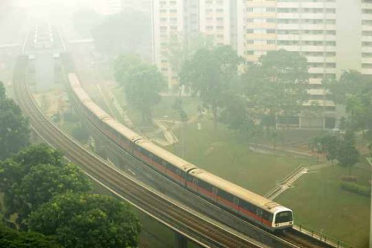 Smog in Singapur: Man sieht die Bahn bald nicht mehr