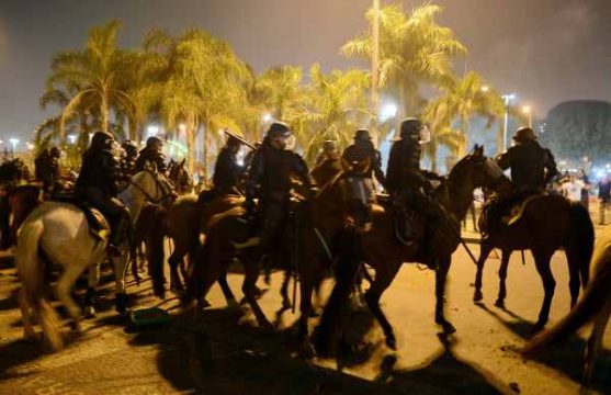 Berittene Einheiten der Polizei gehen gegen Demonstranten vor (Rio de Janeiro)