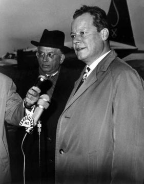 Willy Brandt am 17.10.1963 am Flughafen in Zaventem