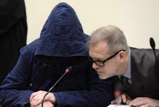 Der aus der Neonazi-Szene ausgestiegene 33-jährige Carsten S. (versteckt) wollte reden