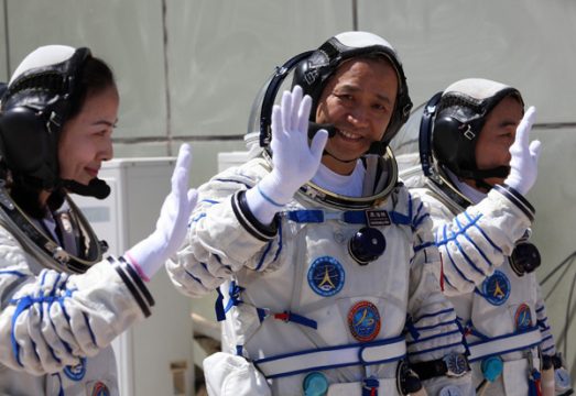 Die chinesischen Astronauten Wang Yaping, Nie Haisheng und Zhang Xiaoguang haben wieder Boden unter den Füßen