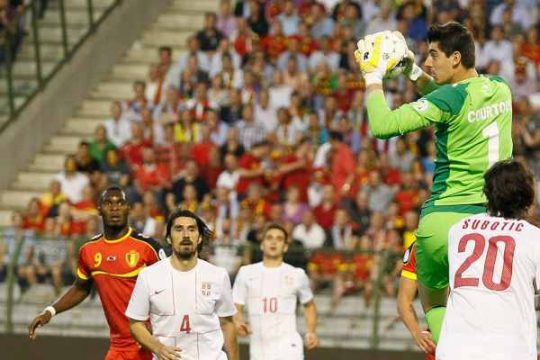 Thibaut Courtois (r.) im Einsatz beim Spiel gegen Serbien