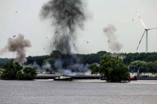 Sprengung eines Deiches zur Sicherung der Hochwasserlage in Fischbeck (16.6.)