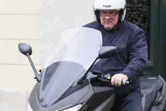Vorerst Schluss mit Motorrollerfahrten für Gérard Depardieu (Bild vom 4. Januar)