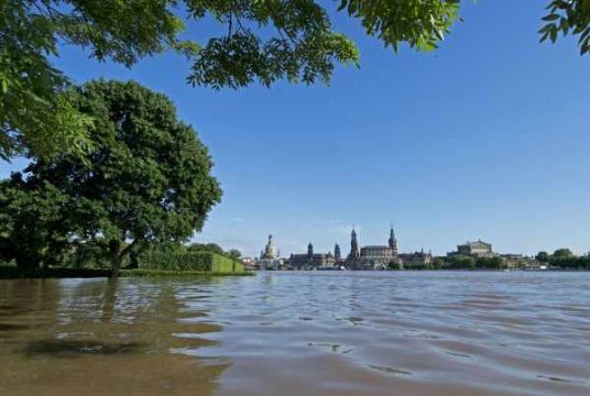 Die Elbe in Dresden überflutet alles