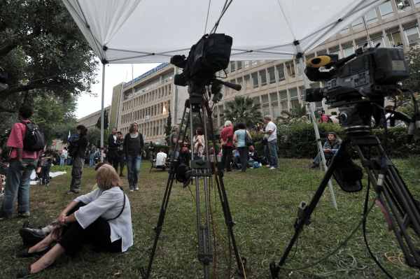 Ausländische Medien vor dem Gebäude des griechischen Radio- und Fernsehsenders ERT