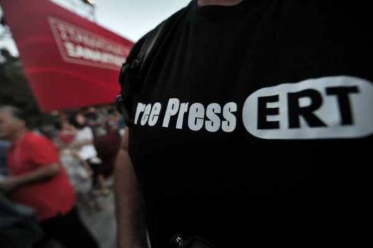 Anhänger der Syriza-Partei setzen sich für den Sender ERT ein