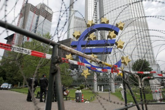 Sicherheitsleute vor der Europäischen Zentralbank in Frankfurt