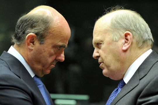 Die Finanzminister aus Spanien und Irland, De Guindos Jurado (links) und Michael Noonan