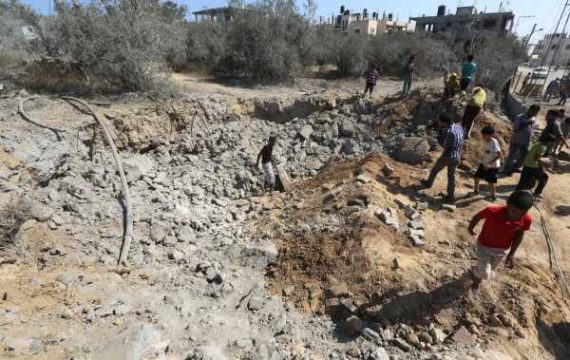 Palästinenser untersuchen den Schaden nach einem Luftangriff aus Israel im Gazastreifen