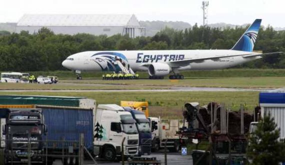 Polizisten eskortieren die Passagiere des in Glasgow gelandeten Flugzeugs der Linie Egyptair