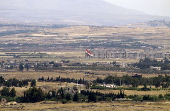 Golanhöhen mit syrischer Flagge