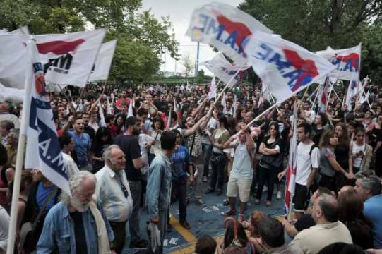 Griechen versammeln sich um gegen die Schließung des staatlichen Rundfunks und Fernsehens (ERT) zu protestieren (12.6.)