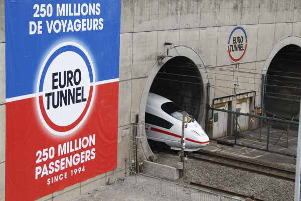 Ein ICE verlässt den Eurotunnel bei der ersten Testfahrt am 13.10.2010
