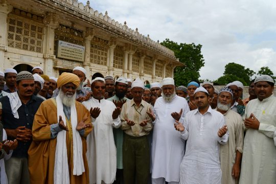 Muslimische Inder in Ahmedabad beten für die Opfer des Monsuns unde der Überschwemmungen