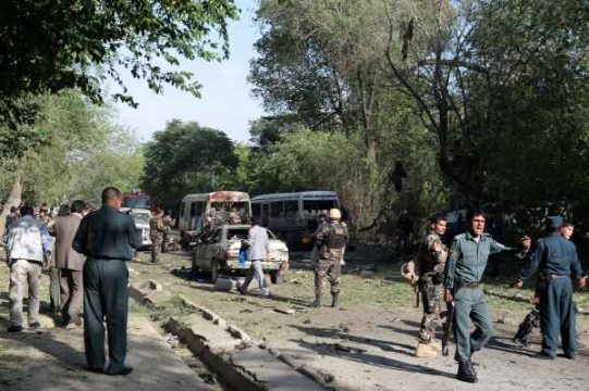 Afghanische Polizisten untersuchen den Anschlag am afghanischen Gerichtshof in Kabul