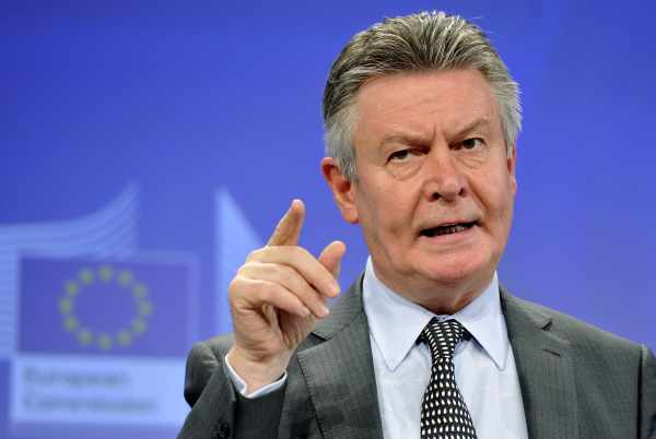 EU-Handelskommissar Karel De Gucht verteidigt seinen Kurs