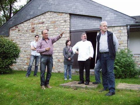 Vertreter der Ameler Opposition bei einem Rundgang mit Hotelbetreiber Kurt Kreusch