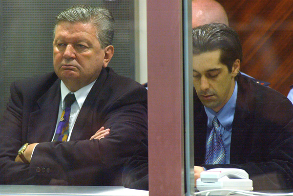 Michael Lelièvre (rechts) und Michel Nihoul beim Dutroux-Prozess am 22. Juni 2004 in Arlon