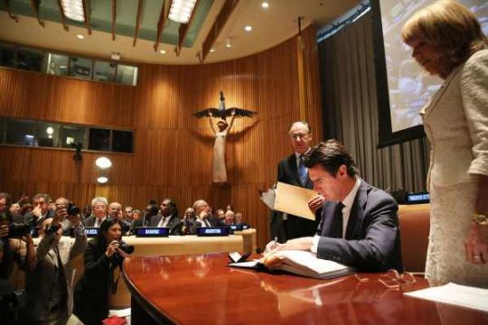 Der spanische Minister José Manuel Soria López bei der Unterzeichnung des neuen Waffenhandelsvertrags