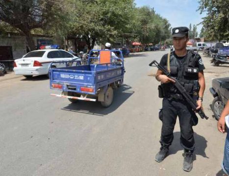 Polizist bewacht die Straßen von Lukqun